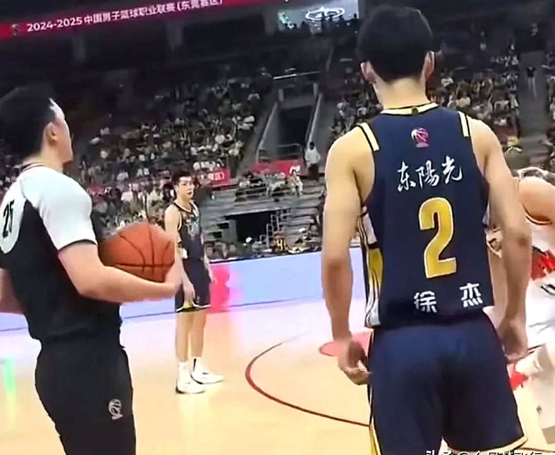 包含今晨广州队备战CBA常规赛，队长鼓劲细节曝光，话题不断，资深球员宣示担当的词条