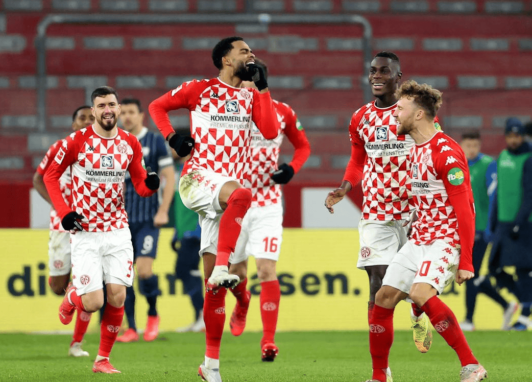 门兴格拉德巴赫训练开放日，加时末段外线爆发引欢呼，中超在即，医务组通报恢复的简单介绍